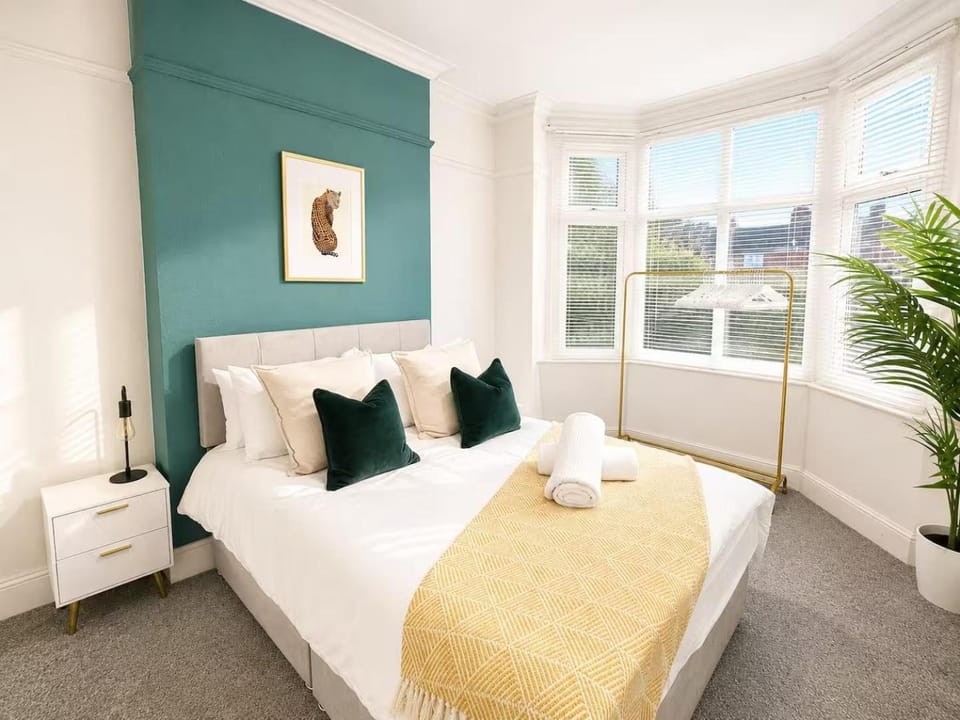 Bed, Photo of the whole room, Bedroom, towels