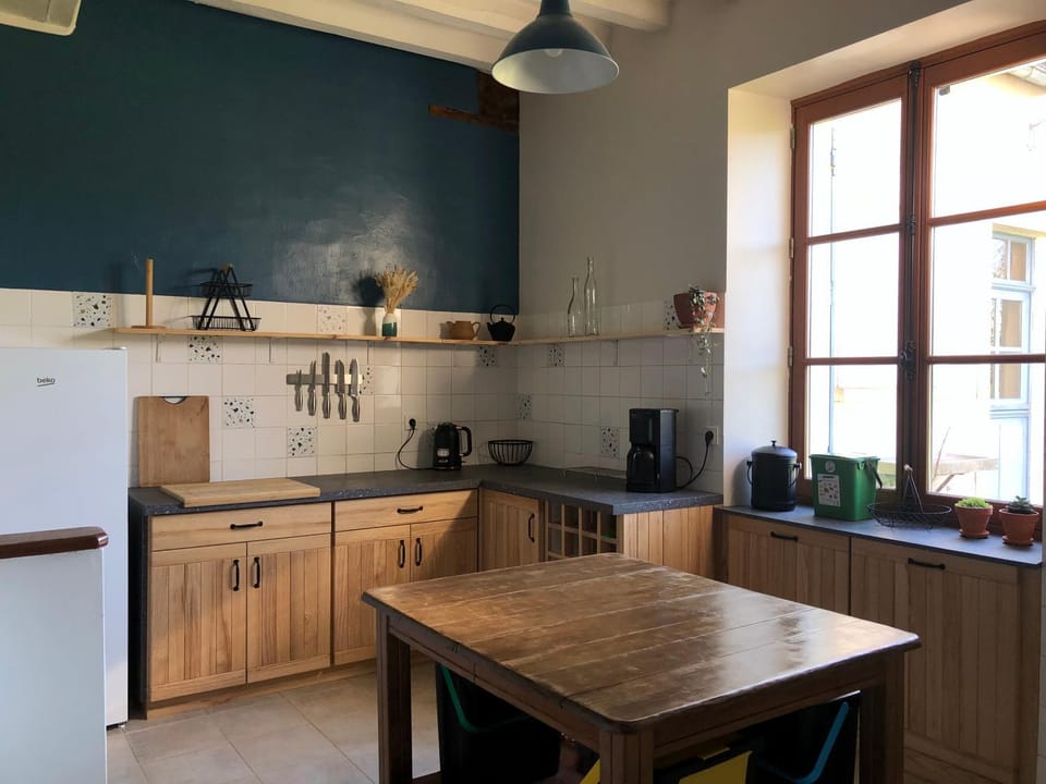 Coffee/tea facilities, Dining area, stove