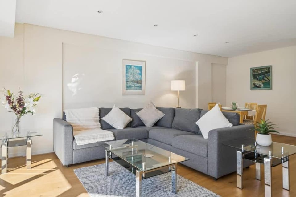 Windsor Castle Views - Spacious Flat - By Tempstay Apartment in Windsor