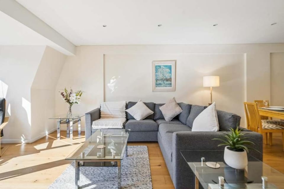 Windsor Castle Views - Spacious Flat - By Tempstay Apartment in Windsor