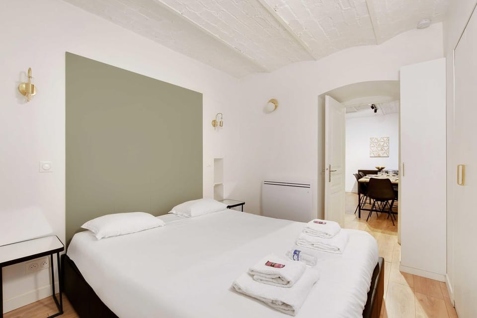 Bed, Photo of the whole room, Bedroom, towels