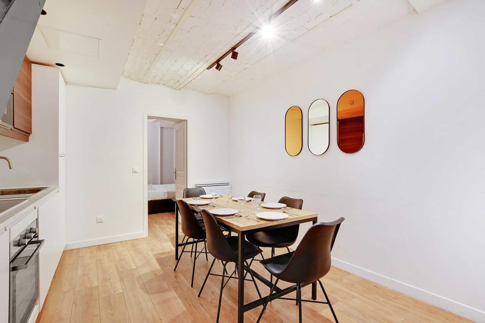 Kitchen or kitchenette, Dining area