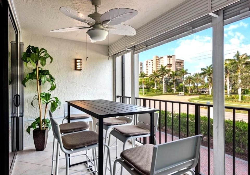 Patio, Day, Balcony/Terrace, Dining area