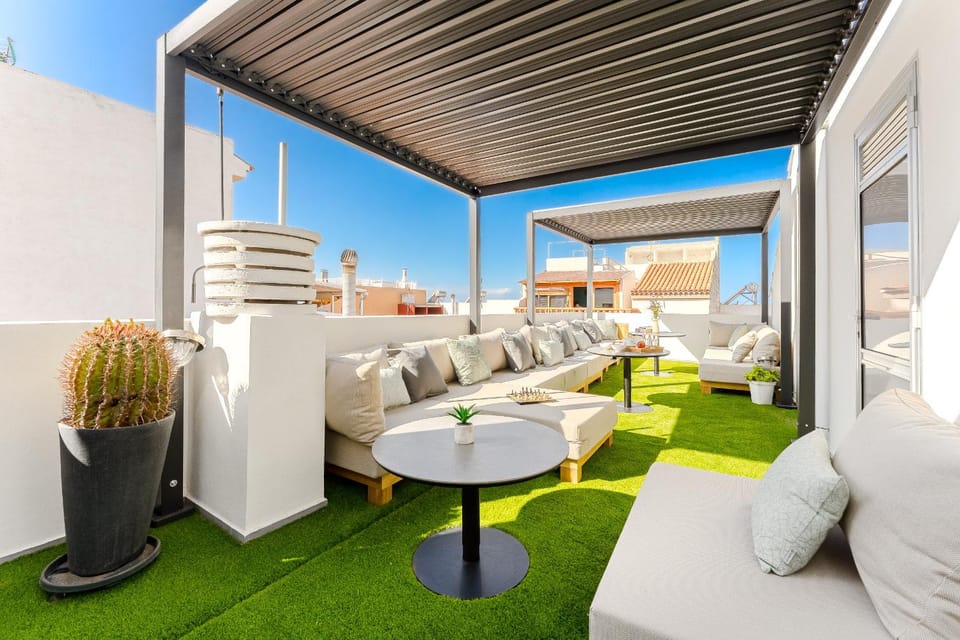 Property building, Patio, Communal lounge/ TV room, Day, Natural landscape, View (from property/room), Balcony/Terrace, Lounge or bar, Seating area, Sea view, Area and facilities, sunbed