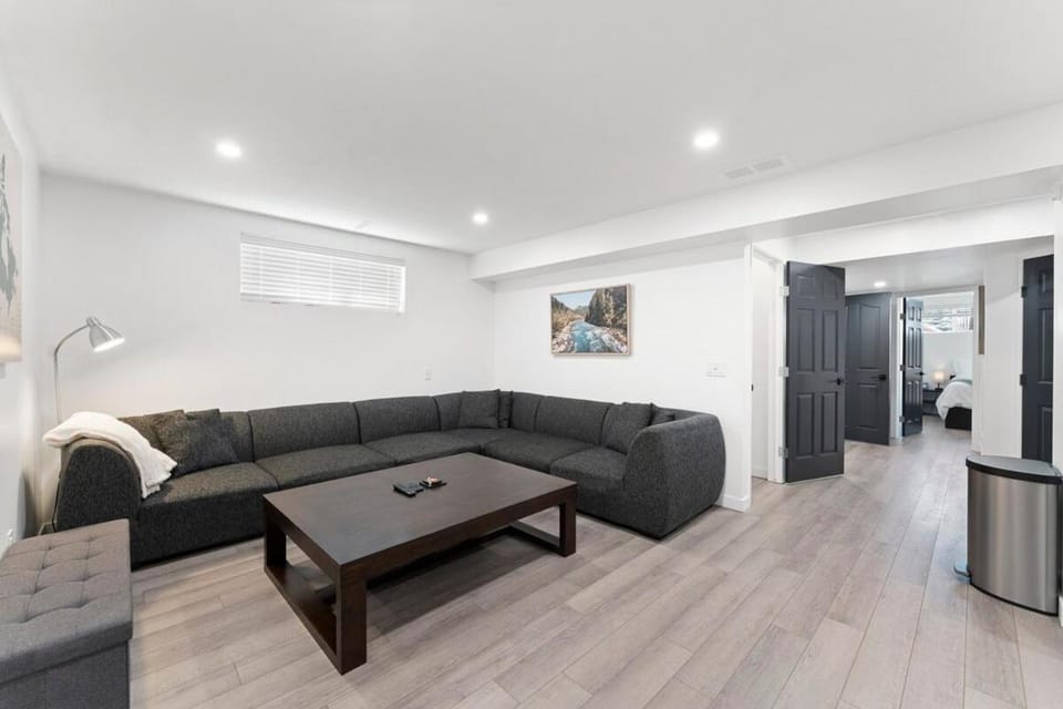 Airdrie Retreat - Sleeps 10 - Games & Banff Access House in Airdrie