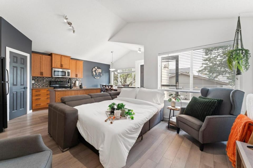 Airdrie Retreat - Sleeps 10 - Games & Banff Access House in Airdrie
