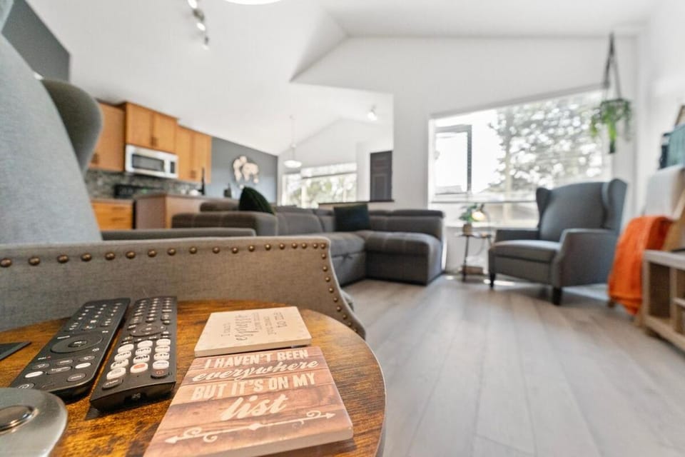 Airdrie Retreat - Sleeps 10 - Games & Banff Access House in Airdrie