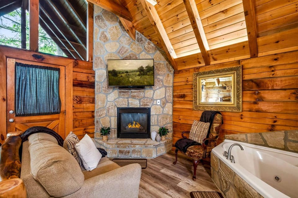 Location Hot Tub Privacy Fireplace Common Pool House in Gatlinburg