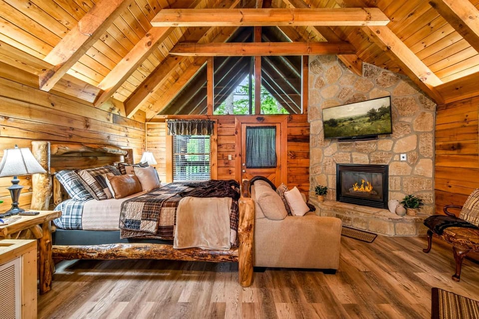 Location Hot Tub Privacy Fireplace Common Pool House in Gatlinburg