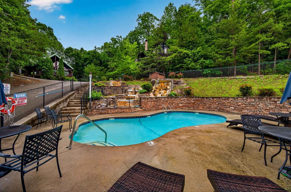 Location Hot Tub Privacy Fireplace Common Pool House in Gatlinburg