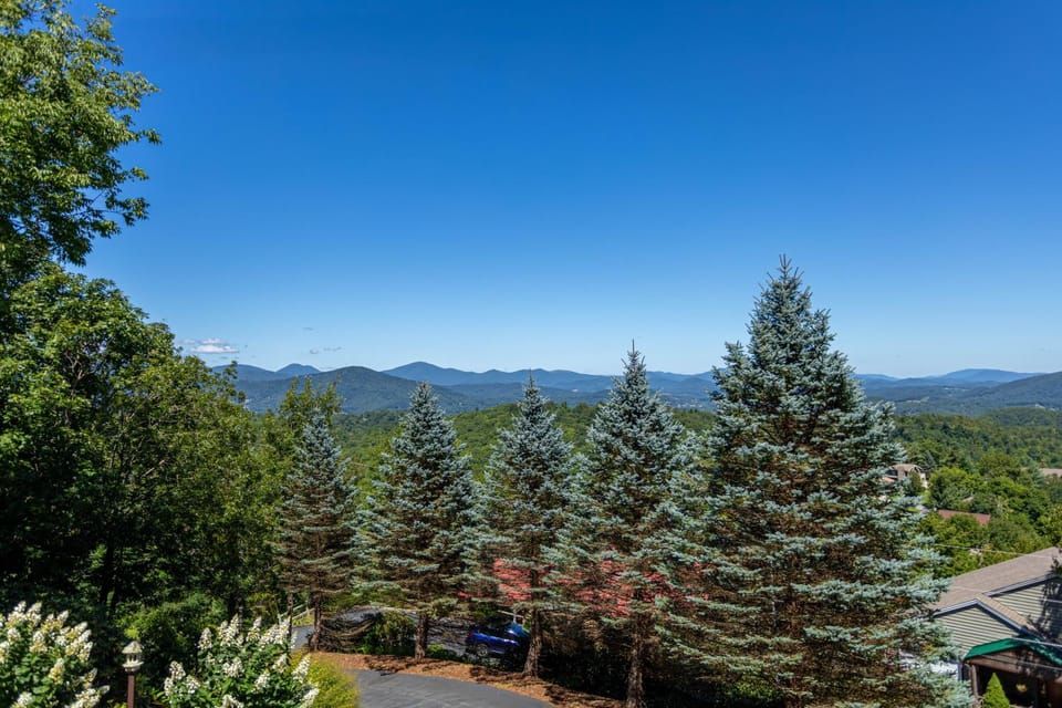 Chipmunk View Lodge - Amazing views hot tub and manmade waterfall House in Watauga