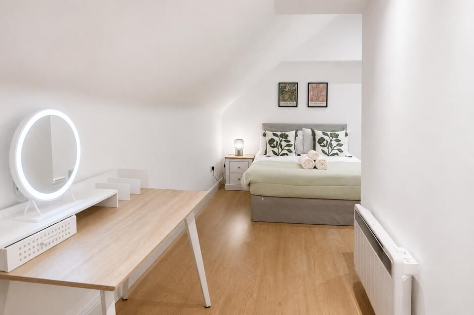 Bed, Bathroom, Photo of the whole room, Decorative detail, Bedroom, flat iron, hair dryier, heating, internet, wardrobe