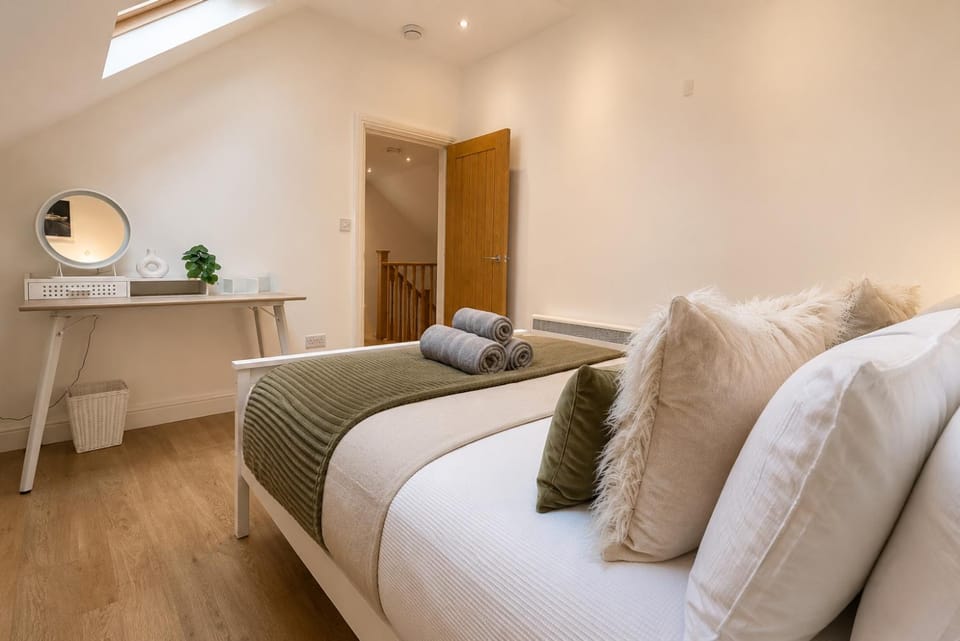 Bed, Photo of the whole room, Bedroom, flat iron, hair dryier, heating, towels, wardrobe