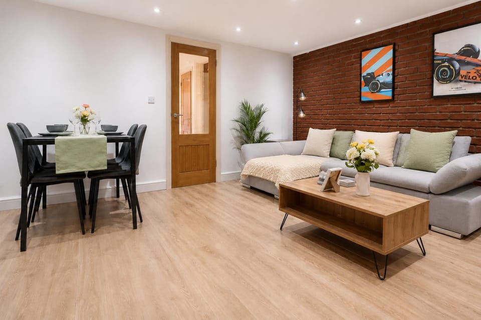 Property building, Living room, Decorative detail, Seating area, Dining area, flat iron, heating, internet