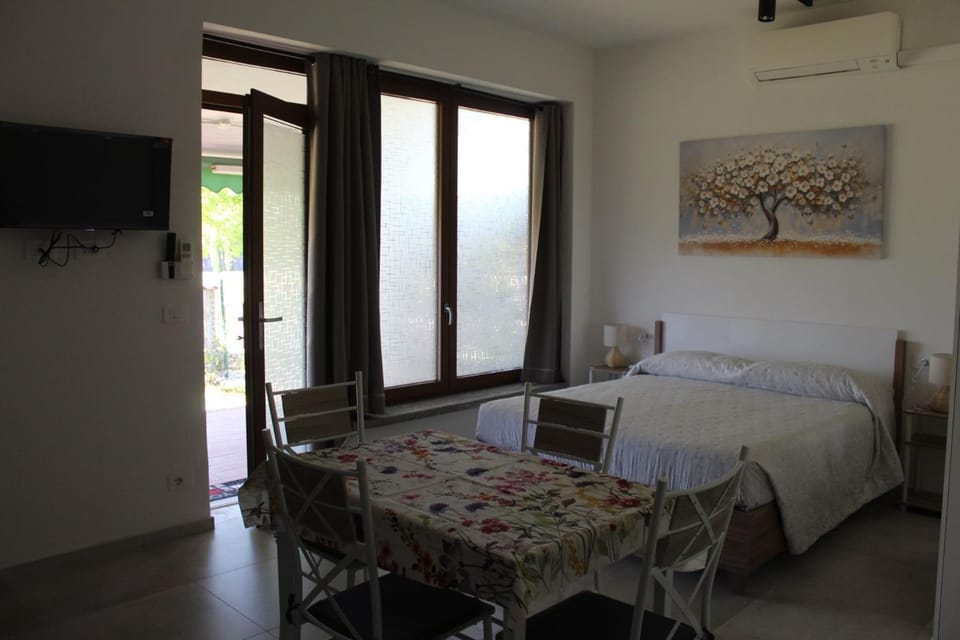 Bed, Dining area