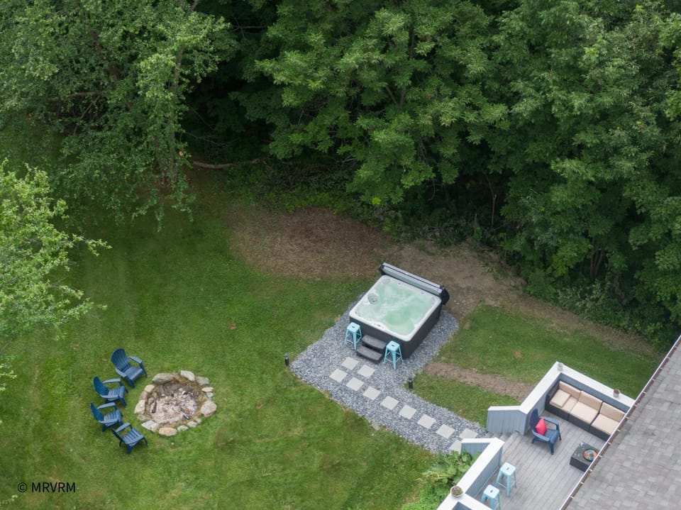 Beautiful Country Home with Hot Tub & Pool Table House in Warren
