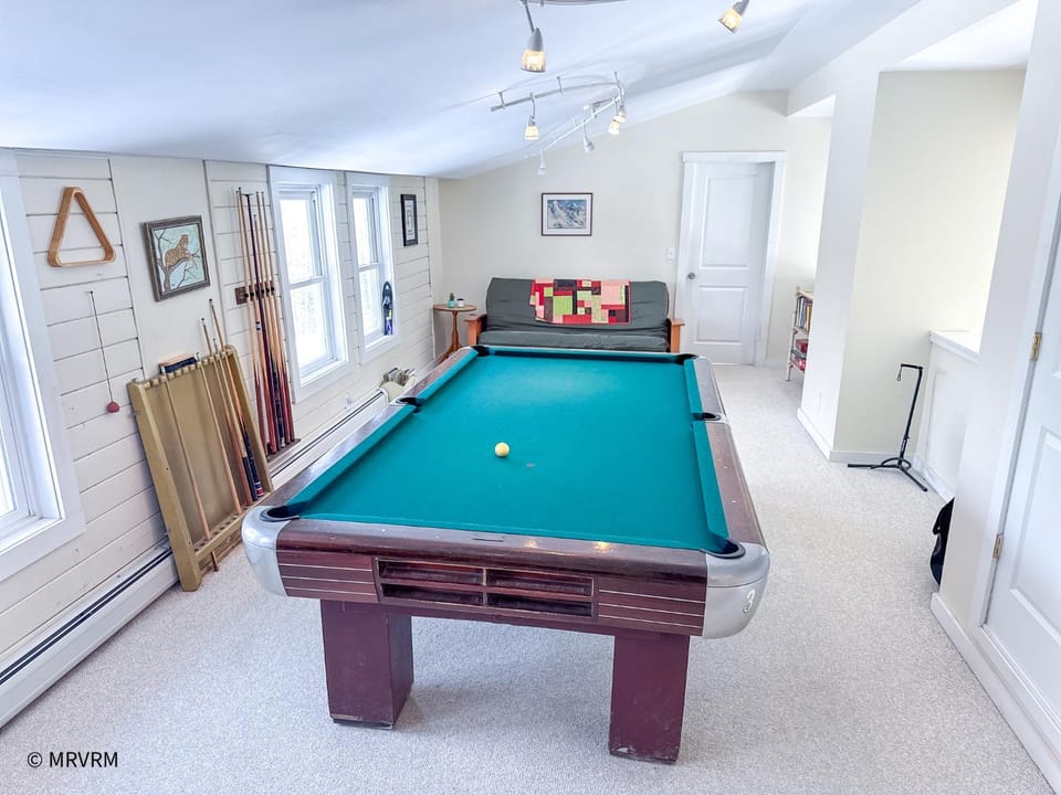Beautiful Country Home with Hot Tub & Pool Table House in Warren