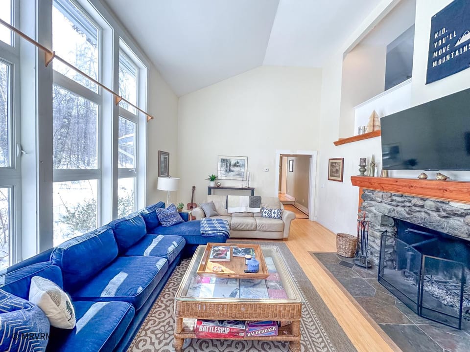 Beautiful Country Home with Hot Tub & Pool Table House in Warren