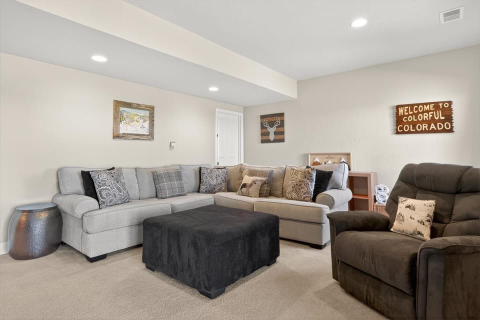 Living room, Seating area, furniture