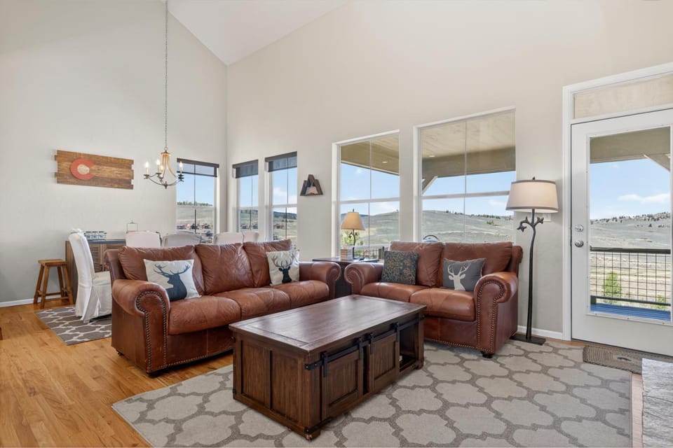 Day, View (from property/room), Living room, Seating area, Mountain view, furniture
