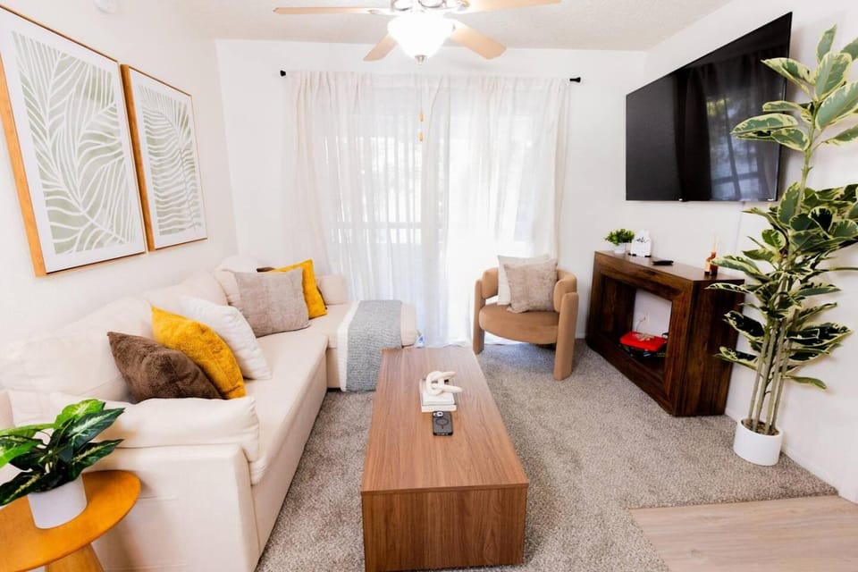 Luxe Apt Near Downtown with pool, gym and parking Apartment in Gilbert