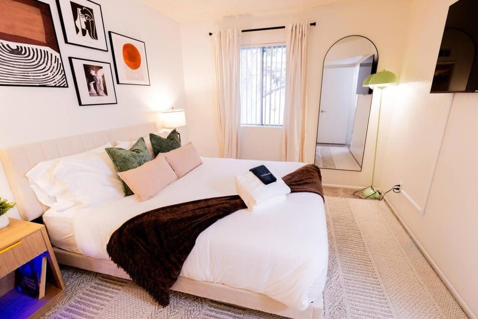 Luxe Apt Near Downtown with pool, gym and parking Apartment in Gilbert