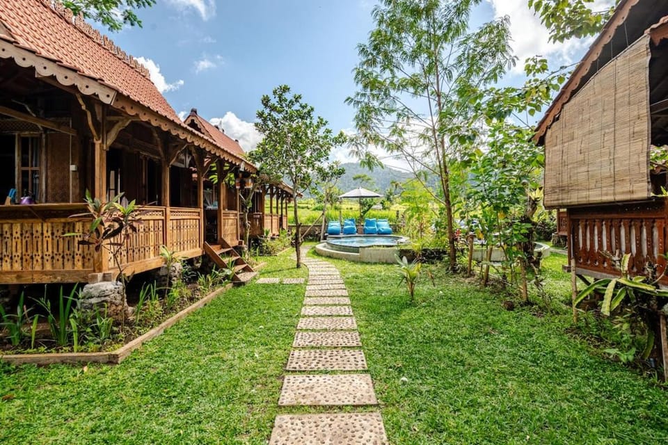 Property building, Neighbourhood, Natural landscape, Garden, Garden view