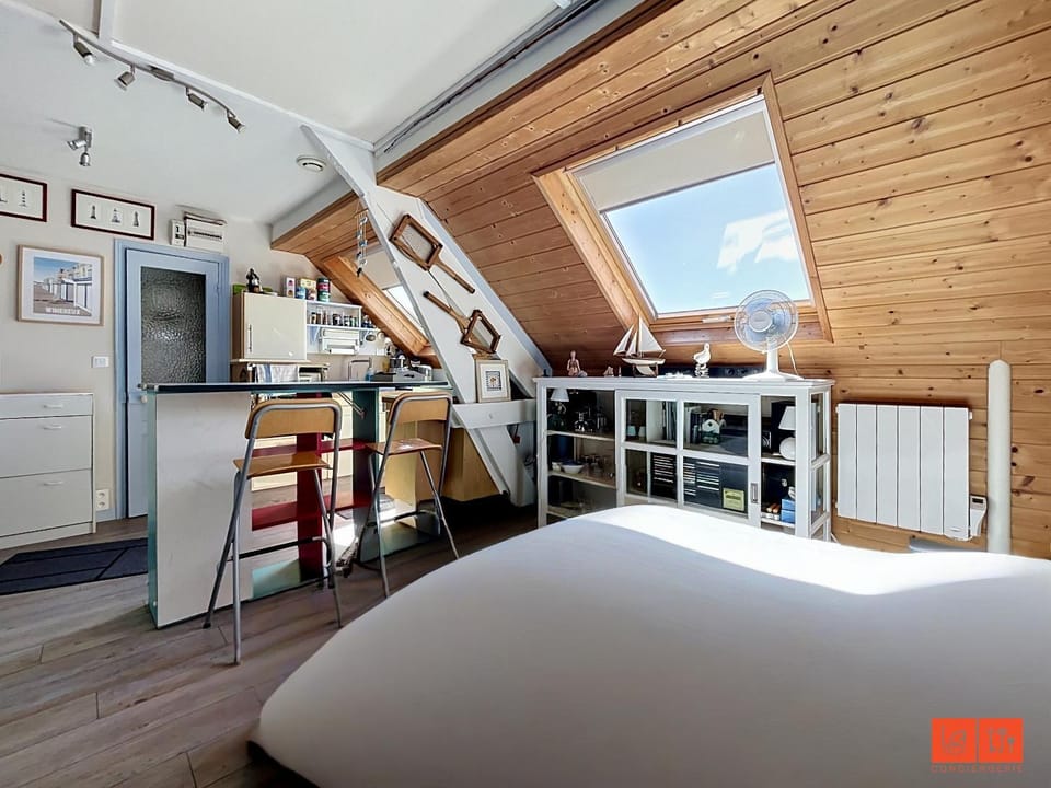 Bed, Kitchen or kitchenette