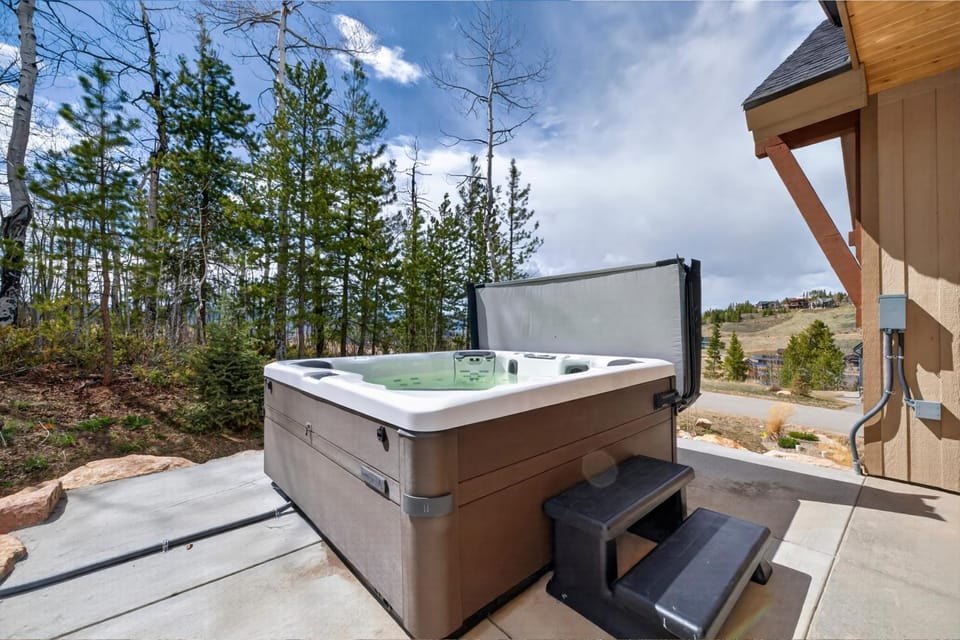 Patio, Day, Natural landscape, Garden, Hot Tub, Mountain view