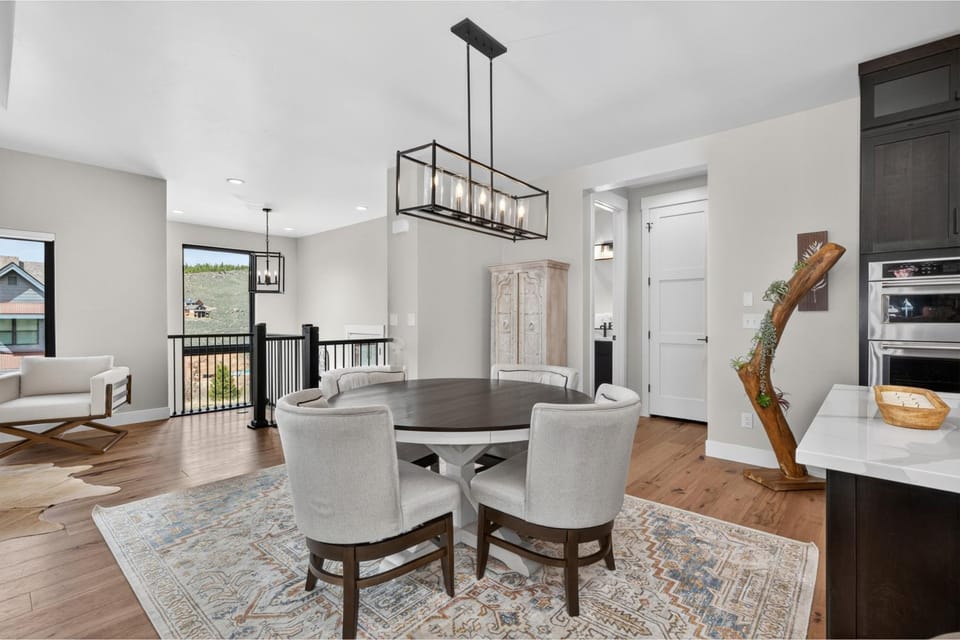 Day, Living room, Seating area, Dining area, furniture