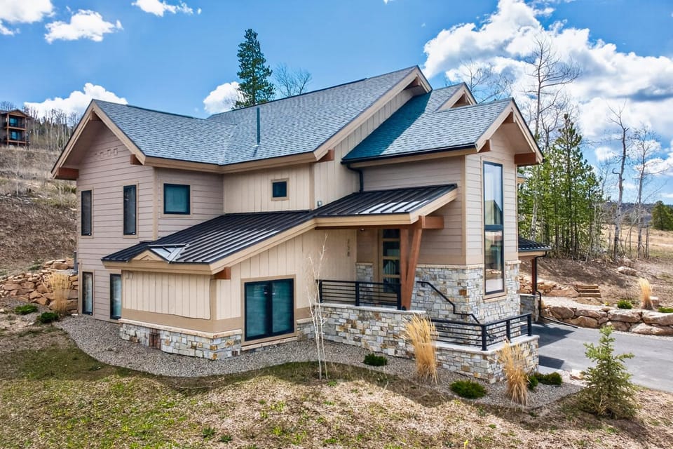 Property building, Facade/entrance, Day, Natural landscape, Mountain view
