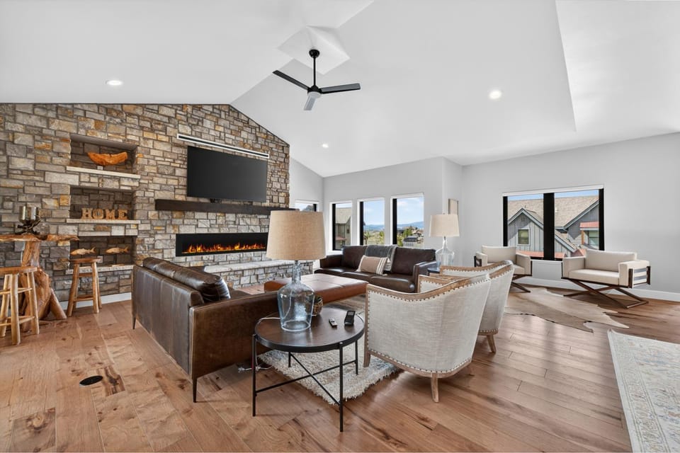 Day, TV and multimedia, Living room, Mountain view, fireplace, furniture