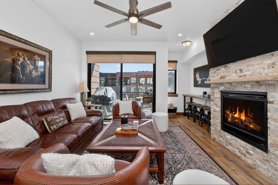 Day, TV and multimedia, Living room, Seating area, fireplace, furniture