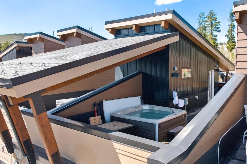 Property building, Day, Hot Tub, Balcony/Terrace, Mountain view