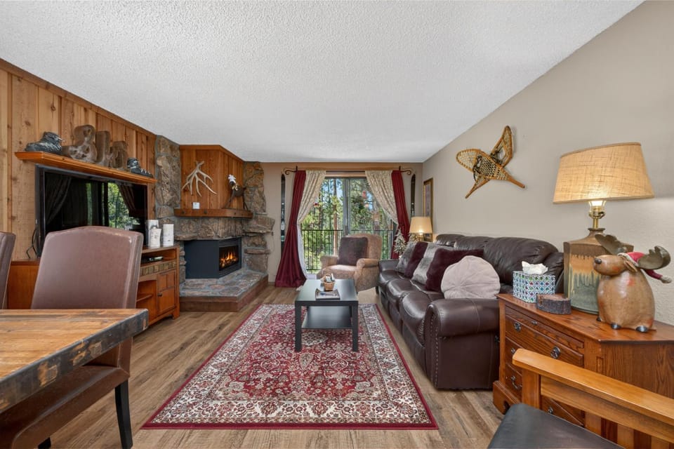 TV and multimedia, Living room, fireplace, furniture