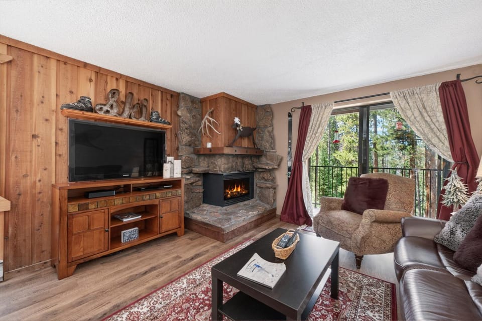 TV and multimedia, Balcony/Terrace, Living room, Seating area, fireplace, furniture