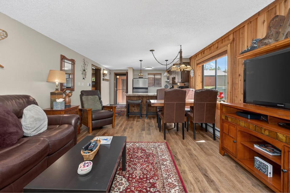 TV and multimedia, Kitchen or kitchenette, Living room, Dining area, furniture