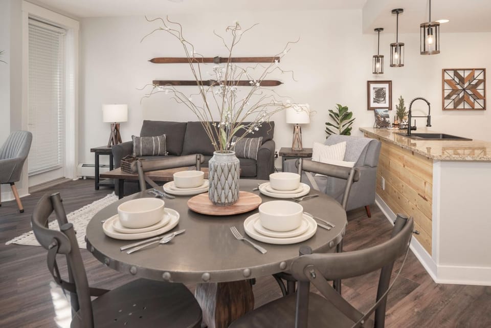 Day, Kitchen or kitchenette, Living room, Seating area, Dining area, Bedroom, furniture