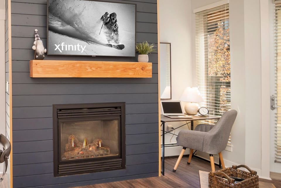 Bed, TV and multimedia, Living room, Seating area, Bedroom, fireplace, furniture, heating