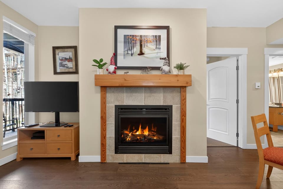 Bed, Day, TV and multimedia, Living room, fireplace, furniture