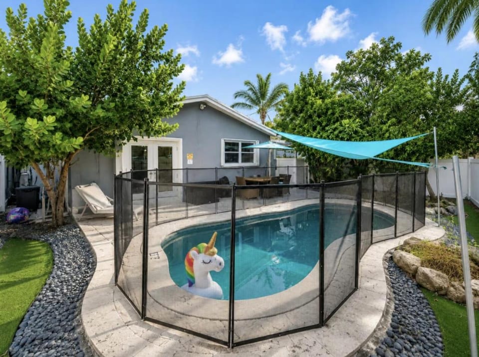 Day, Swimming pool