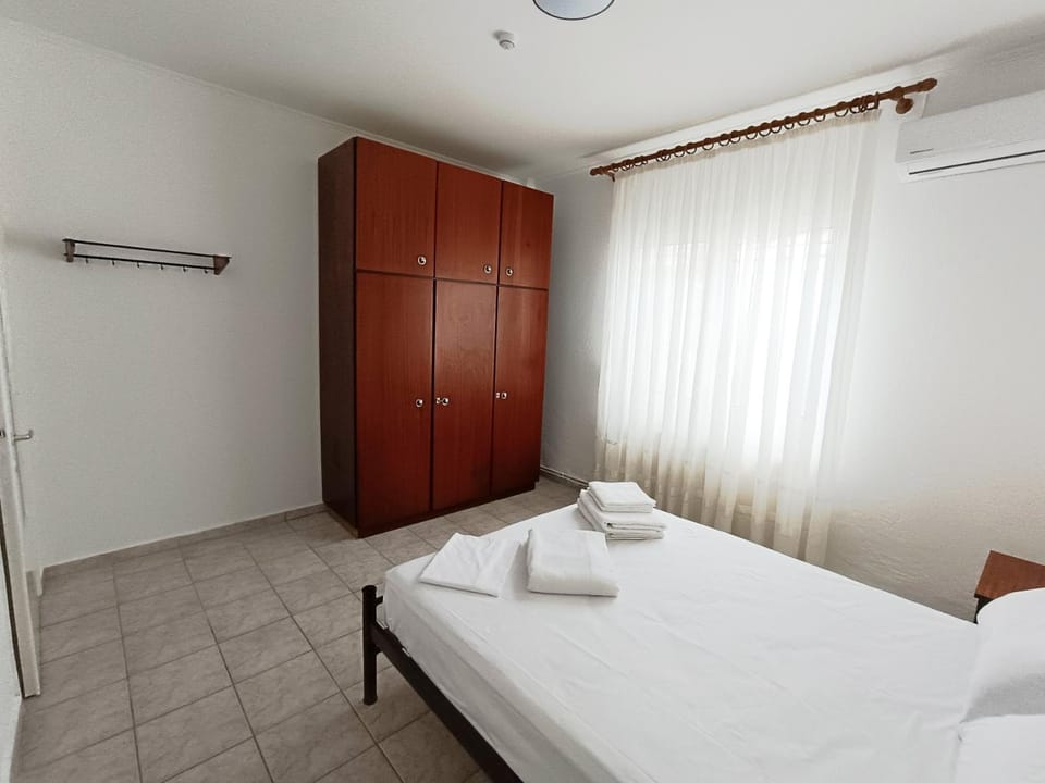 Bed, Bedroom, wardrobe, air conditioner