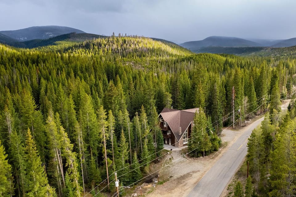 Property building, Neighbourhood, Natural landscape, Bird's eye view, Mountain view, Quiet street view