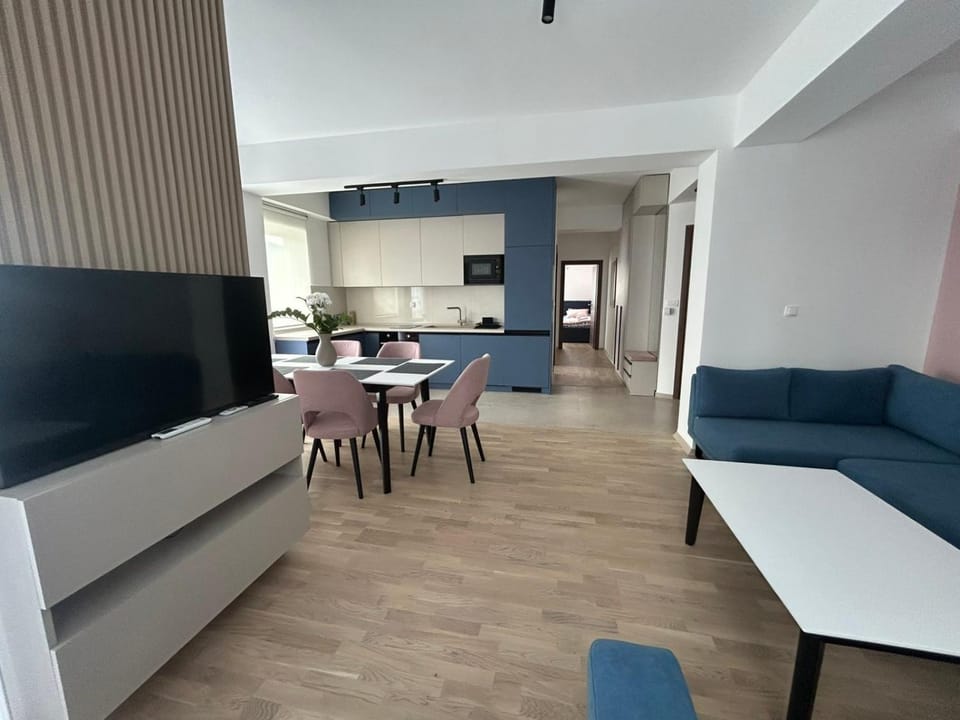 TV and multimedia, Kitchen or kitchenette, Living room, Seating area