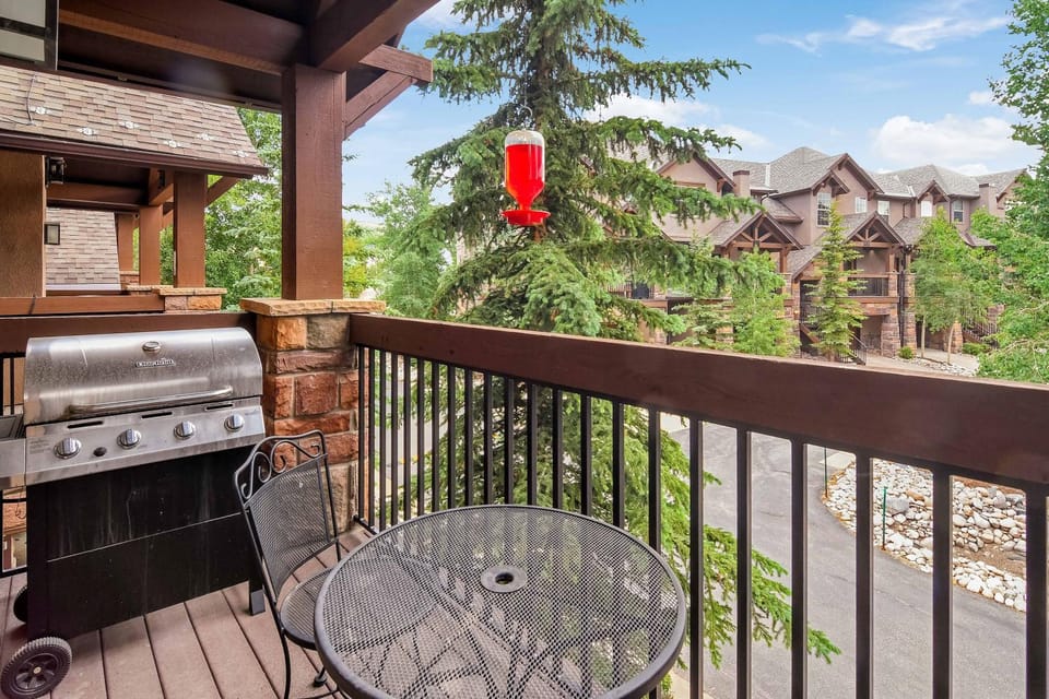 Property building, Patio, Day, Natural landscape, BBQ facilities, Garden, Balcony/Terrace, Animals