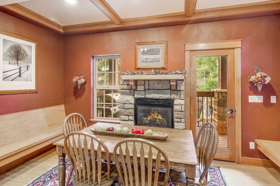 Day, Balcony/Terrace, Seating area, Dining area, fireplace, furniture