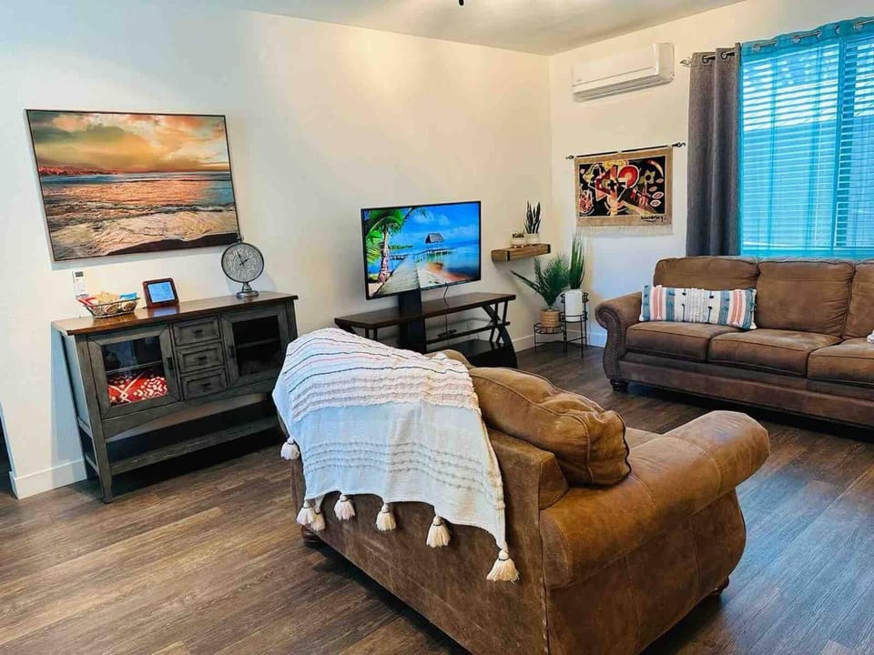 Communal lounge/ TV room, TV and multimedia, Decorative detail