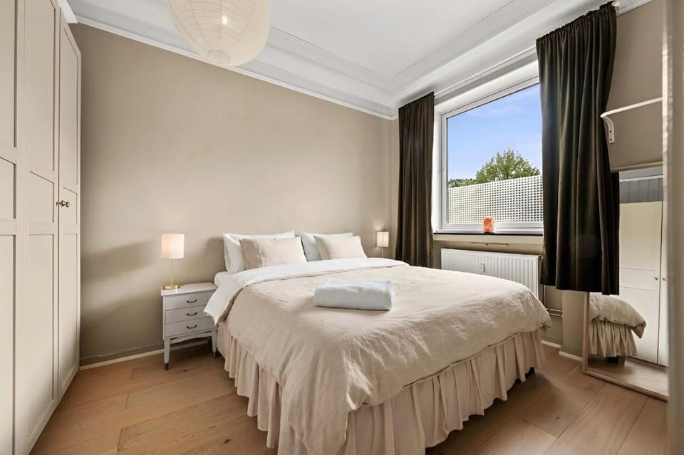 Bed, Photo of the whole room, Bedroom, towels