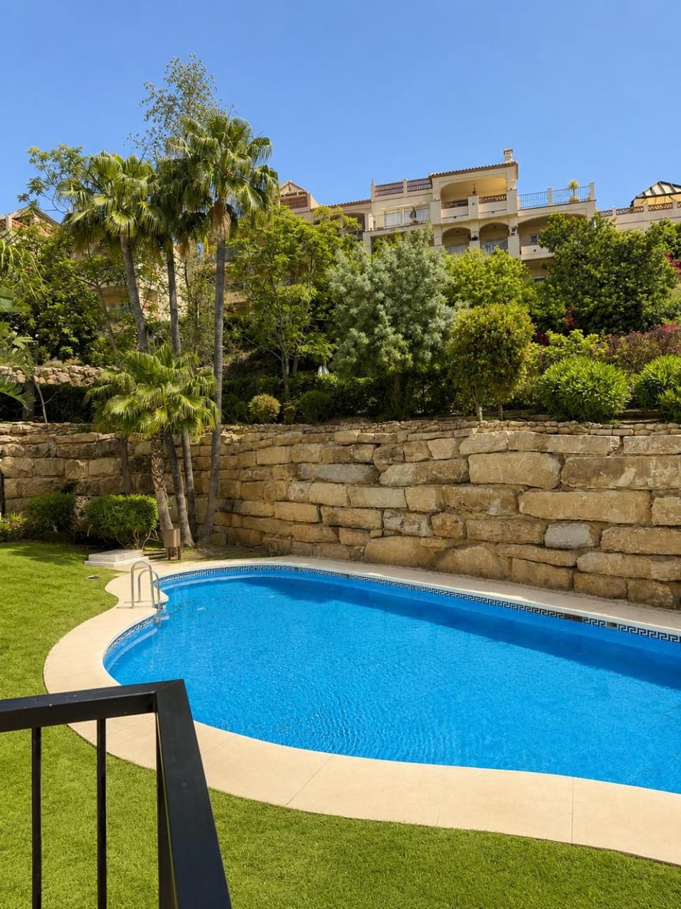 Luminoso apartamento con piscina y terraza en Benalmádena Apartment in Benalmadena