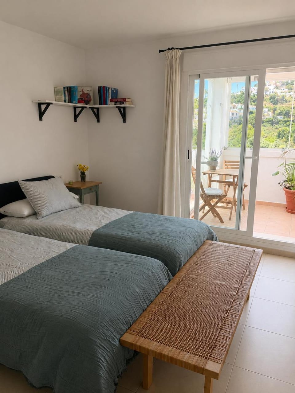 Luminoso apartamento con piscina y terraza en Benalmádena Apartment in Benalmadena